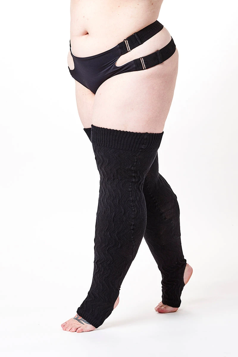 Rolling Cable Knit Thigh High Leg Warmers With Stirrups - Noir 2 Rolling Cable Knit Thigh High Leg Warmers With Stirrups - Noir - Image 2